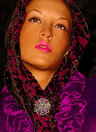 terciopelo violeta modelo - diseador de la clase alta y bufanda mantn 
	de terciopelo morado en el estilo de alta costura