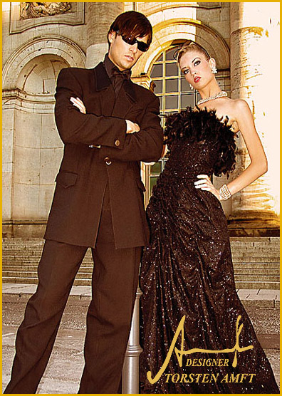La modelo internacional Vera Gafron en un gran negro vestido de gala a mano con el marco de un penacho de diamantes y cristales y hombre modelo Marcel Haas en un traje negro de seda con collar fabricados por el diseñador de moda alemán Torsten Amft de Berlín.