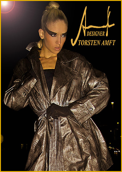 La modelo internacional Vera Gafron en un lujoso abrigo impermeable a la lluvia animal óptica del diseñador de moda alemán Torsten Amft de Berlín - catálogo de la publicidad.
