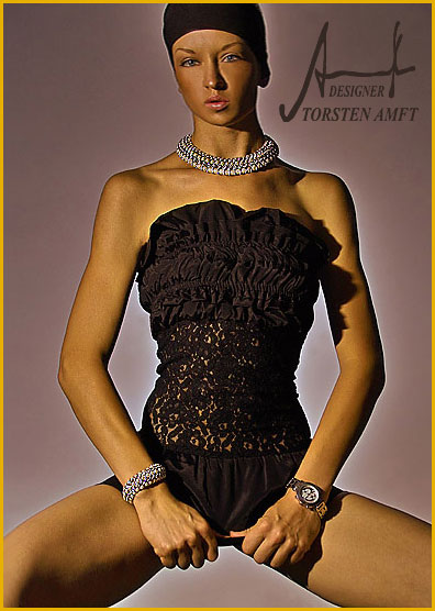 La modelo internacional Vera Gafron en un vestido negro de cóctel con un francés de diseñador de moda alemán Torsten Amft.
