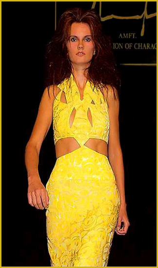 El modelo de pasarela internacional Franziska Scheffer, lleva un vestido amarillo de seda, duquesa de diseador de moda alemn Torsten Amft durante la Semana de la Moda de Berln. - click para volver a la agenda del diseador Amft