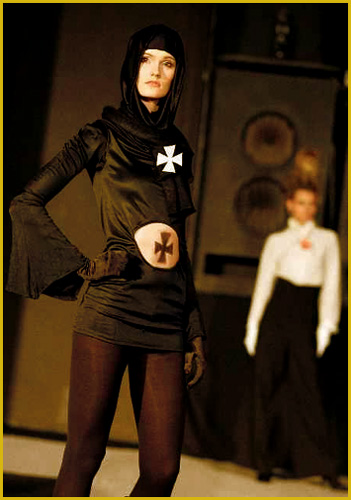El modelo Franziska lleva un vestido de seda negro de la coleccin de modernos Templarios diseador de moda alemn Torsten Amft a Fashion Week Berlin - click para volver a la agenda del diseador Amft