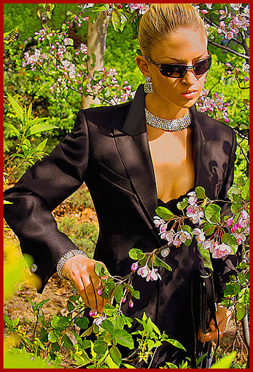 El modelo de Vera Gafron lleva un traje de medida de precisin con botones de diamantes por el diseador de moda alemn Torsten Amft. Moda publicidad gama de coleccin primavera verano producidos en Berln del diseador de moda Amft Torsten (Alemania) con la modelo internacional Vera Gafron.