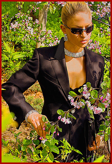 El modelo de Vera Gafron lleva un traje de medida de precisi�n con botones de diamantes por el dise�ador de moda alem�n Torsten Amft. Moda publicidad gama de colecci�n primavera verano producidos en Berl�n del dise�ador de moda Amft Torsten (Alemania) con la modelo internacional Vera Gafron.